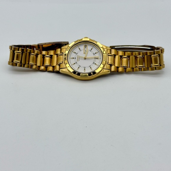 Vintage 2001 Seiko gold tone watch, 36mm size case, 7.5in size wrist bracelet - Picture 3 of 10